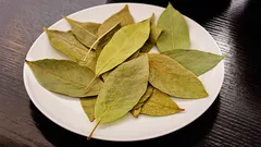 Potrawa zostanie nieodwracalnie zepsuta: do jakich zup i dodatków nie wolno dodawać liścia laurowego