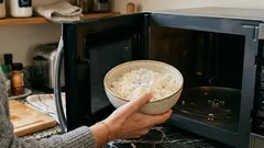 Trik z kostkami lodu, dzięki któremu wczorajszy ryż znów będzie sypki w 2 minuty